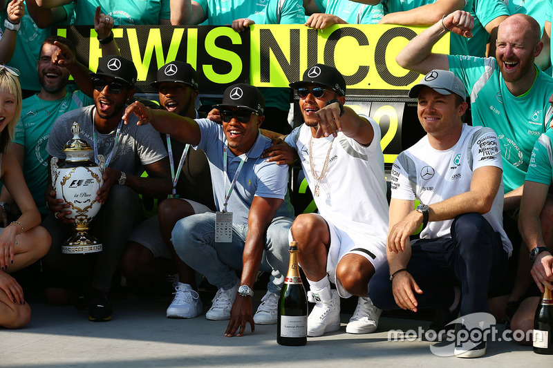 Sieger Lewis Hamilton, Mercedes AMG F1 W07, feiert mit dem Team