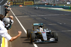 Переможець гонки Льюїс Хемілтон, Mercedes AMG F1 W07 Hybrid