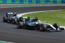 Lewis Hamilton, Mercedes AMG F1 W07 Hybrid, und Nico Rosberg, Mercedes AMG F1 W07 Hybrid