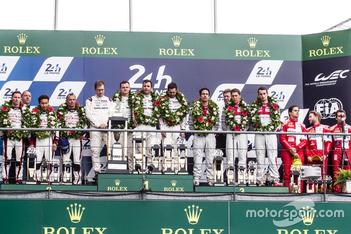 LMP1 podium: ganadores #2 Porsche Team Porsche 919 Hybrid: Romain Dumas, Neel Jani, Marc Lieb, segundos #6 Toyota Racing Toyota TS050 Hybrid: Stéphane Sarrazin, Mike Conway, Kamui Kobayashi, terceros #8 Audi Sport Team Joest Audi R18: Lucas di Grassi, Loic