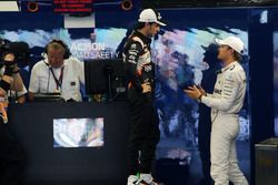 Nico Rosberg, Mercedes AMG F1 con Sergio Pérez, Sahara Force India F1 en parc ferme