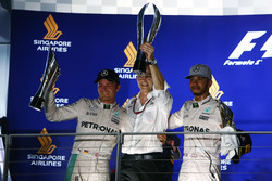 Победитель Нико Росберг и его напарник Льюис Хэмилтон, Mercedes AMG F1