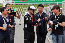 Fernando Alonso, McLaren firma autógrafos para los fans