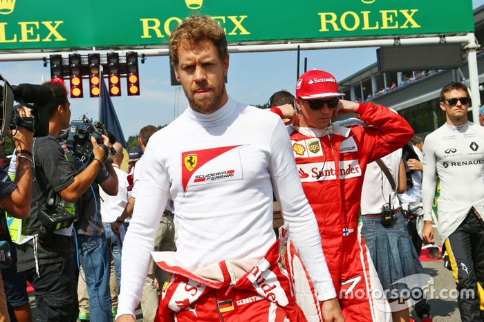 Sexto colocado, Sebastian Vettel, que está sério na foto, pode abrir um sorriso na equipe, já que ultrapassou Kimi Raikkonen na classificação, 128 a 124.