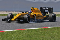 Jolyon Palmer, Renault Sport F1 Team RS16 locks up under braking