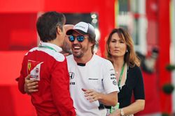 Fernando Alonso, McLaren, con Luca Baldisserri, Director de la Ferrari Driver Academy