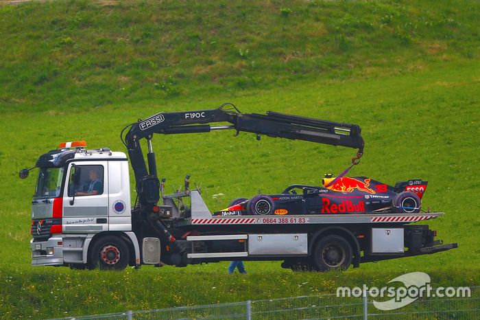 El Red Bull RB14 de Max Verstappen vuelve al pitlane en un camión