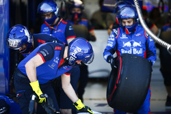 Les mécaniciens Toro Rosso préparent des pneus