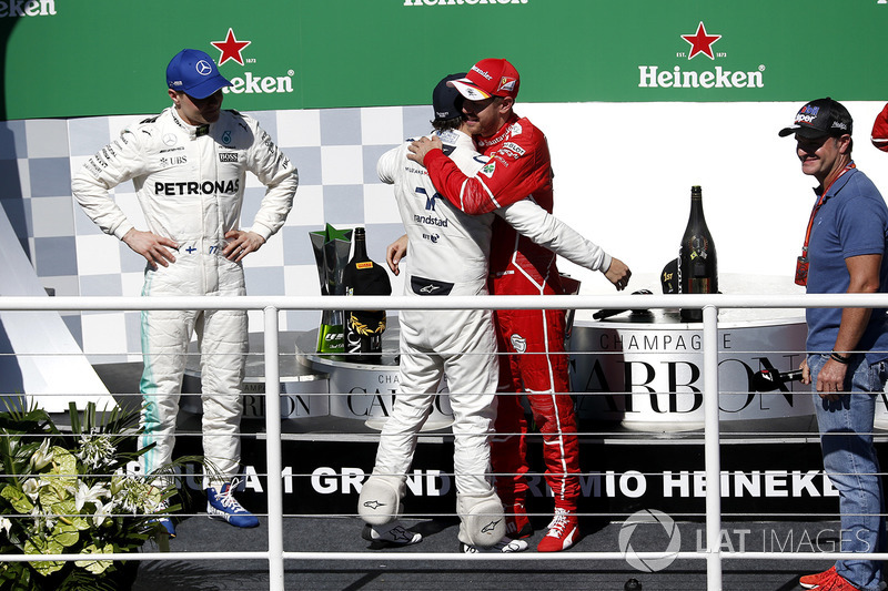 Подиум: Победитель Себастьян Феттель Ferrari, второе место – Валттери Боттас, Mercedes AMG F1, Рубенс Баррикелло и Фелипе Масса, Williams