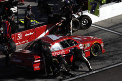 Elliott Sadler, JR Motorsports Chevrolet, pit stop