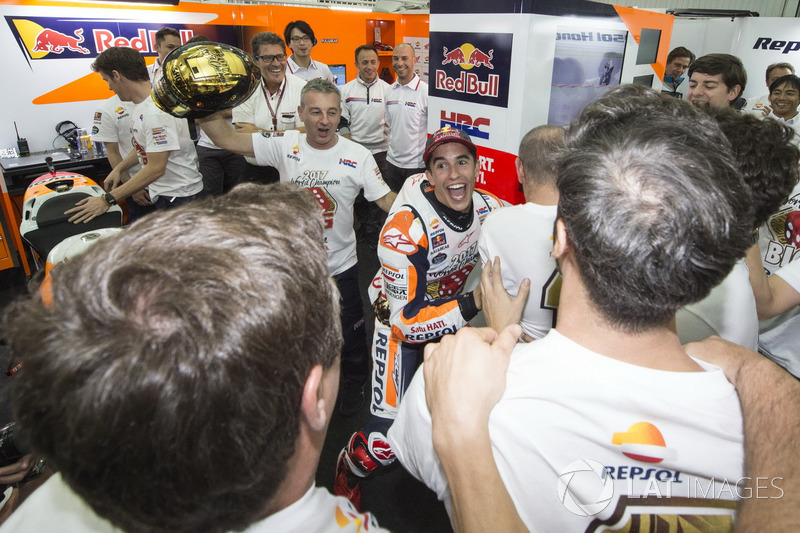 Le Champion du monde Marc Marquez, Repsol Honda Team, fête son titre avec son équipe