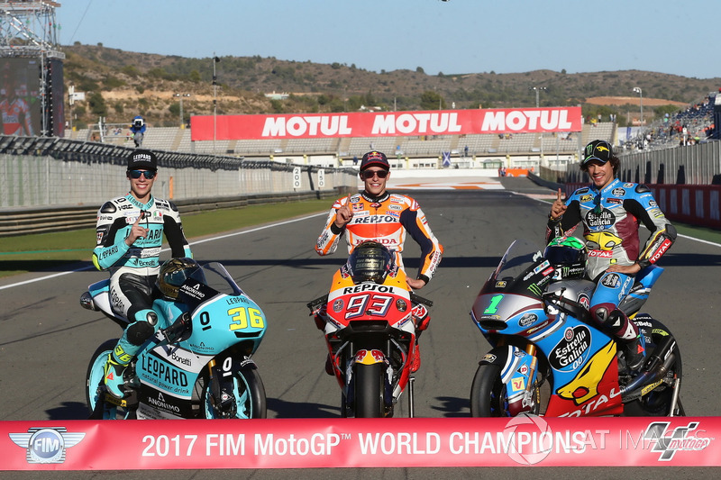 Чемпион Moto3 Хоан Мир, Leopard Racing, чемпион MotoGP Марк Маркес, Repsol Honda Team, и чемпион Moto2 Франко Морбиделли, Marc VDS