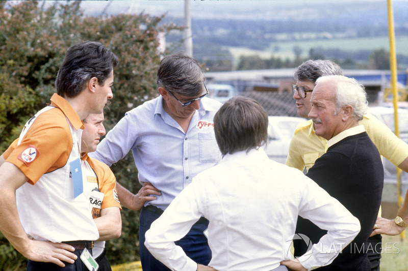 Los directores de los equipos discuten la huelga de pilotos: Daniele Audetto, Alan Rees, Ken Tyrrell, Bernie Ecclestone, Peter Warr y Chapman
