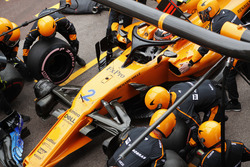 Stoffel Vandoorne, McLaren MCL33, maks a pit stop