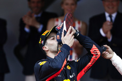 Le vainqueur Daniel Ricciardo, Red Bull Racing, boit du Champagne dans sa voiture