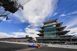 Scott Dixon, Chip Ganassi Racing Honda crosses the finish line under the checkered flag in third place