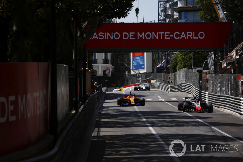 Kevin Magnussen, Haas F1 Team VF-18, devant Fernando Alonso, McLaren MCL33, et Charles Leclerc, Sauber C37