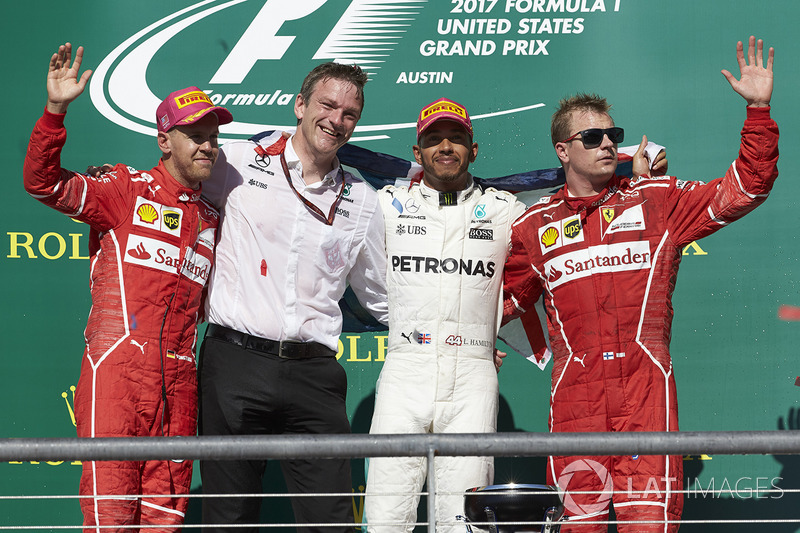 Sebastian Vettel, que chegou a liderar, ficou em segundo e Kimi Raikkonen, em terceiro.