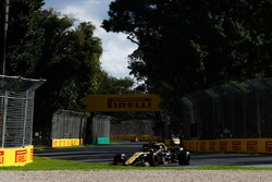 Carlos Sainz Jr., Renault Sport F1 Team R.S. 18, Fernando Alonso, McLaren MCL33 Renault