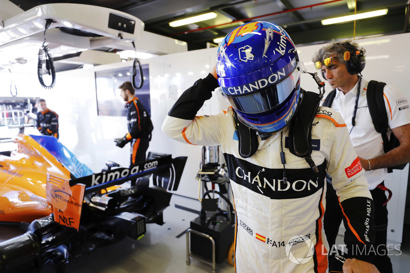 Fernando Alonso, McLaren, kaskını takıyor