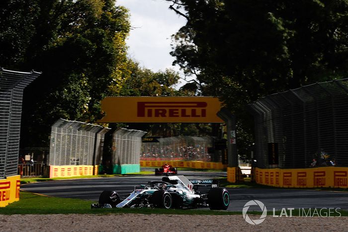 Lewis Hamilton, Mercedes AMG F1 W09, Kimi Raikkonen, Ferrari SF71H