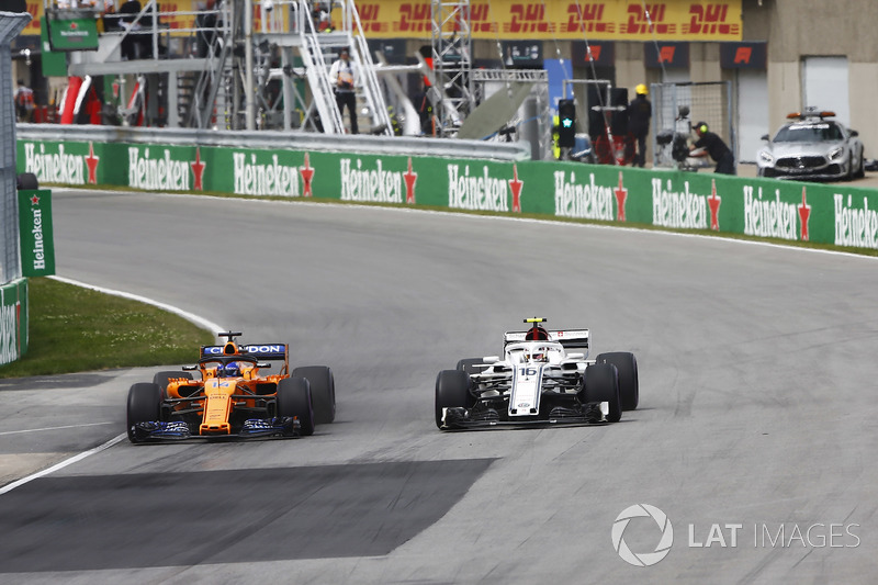 Fernando Alonso, McLaren MCL33, lucha con Charles Leclerc, Sauber C37