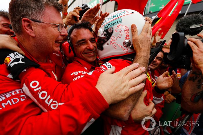 El ganador del GP de Canadá, Sebastian Vettel, Ferrari celebra su victoria en parc ferme con el equipo