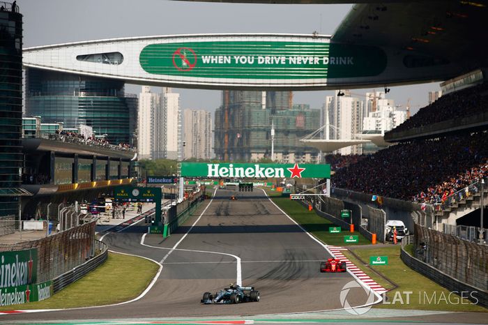 Valtteri Bottas, Mercedes AMG F1 W09, y Sebastian Vettel, Ferrari SF71H