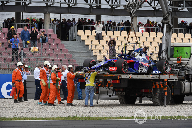 Эвакуация с трассы разбитого автомобиля STR13 Брендона Хартли, Scuderia Toro Rosso