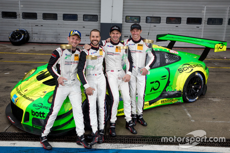 Ganadores de carrera #912 Manthey Racing Porsche 911 GT3 R: Richard Lietz, Patrick Pilet, Frédéric Makowiecki, Nick Tandy