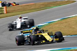 Carlos Sainz Jr., Renault Sport F1 Team R.S. 18, devant Charles Leclerc, Sauber C37