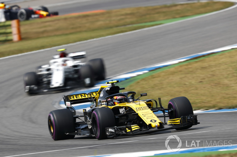 Carlos Sainz Jr., Renault Sport F1 Team R.S. 18, leads Charles Leclerc, Sauber C37