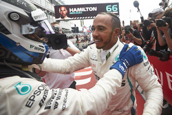 Valtteri Bottas, Mercedes AMG F1, y el ganador Lewis Hamilton, Mercedes AMG F1, celebran en el Parc Ferme