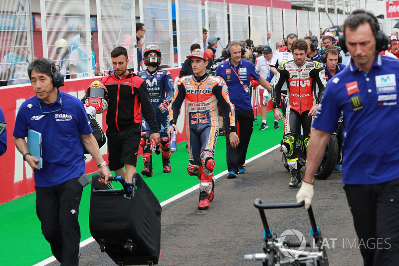 Marc Marquez, Repsol Honda Team, Cal Crutchlow, Team LCR Honda, clearing grid