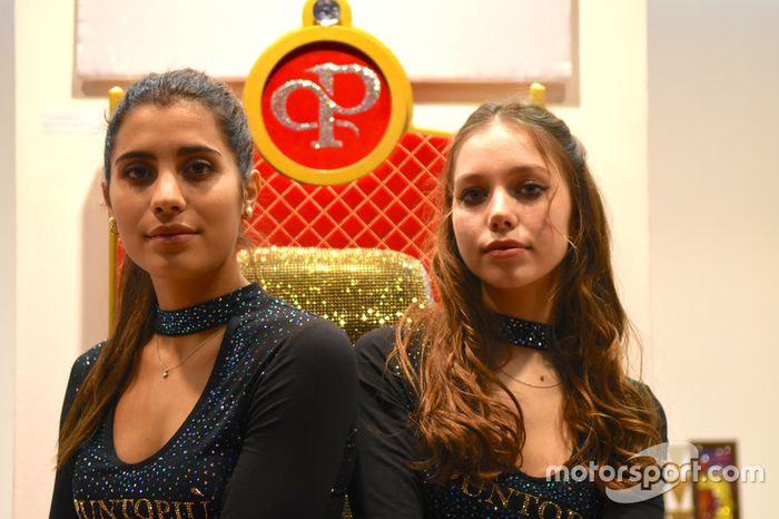 Las chicas en el Salón del Automóvil de Bolonia 2017