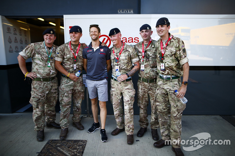 Romain Grosjean, Haas F1 Team, posa con dei militari