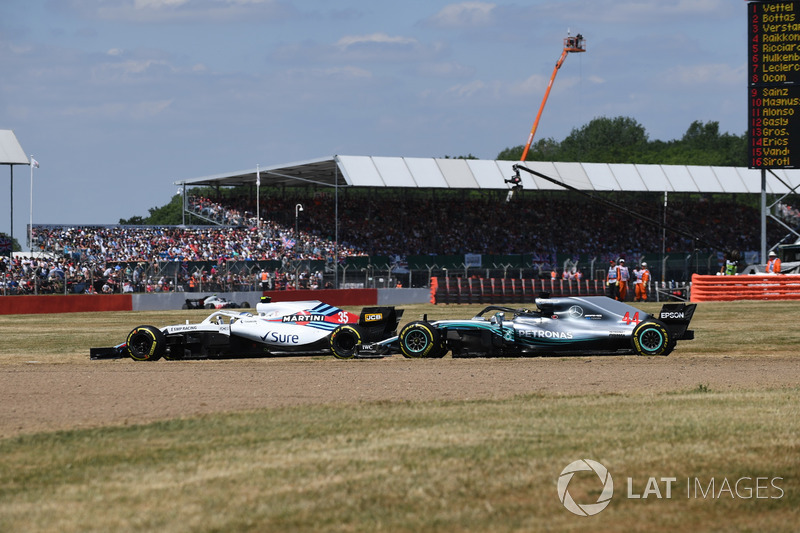 Sergey Sirotkin, Williams FW41 y Lewis Hamilton, Mercedes-AMG F1 W09