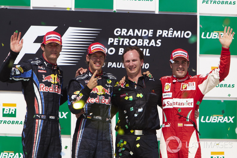 Podio: il secondo classificato Mark Webber, Red Bull Racing RB6 Renault, il vincitore della gara Sebastian Vettel, Red Bull Racing RB6, Christian Horner, Team Principal, Red Bull Racing, il terzo classificato Fernando Alonso, Ferrari