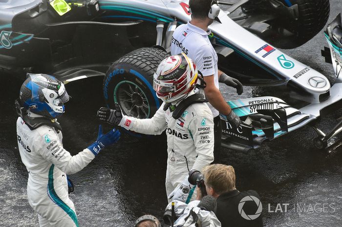 Valtteri Bottas, Mercedes-AMG F1 y Lewis Hamilton, Mercedes-AMG F1 celebran