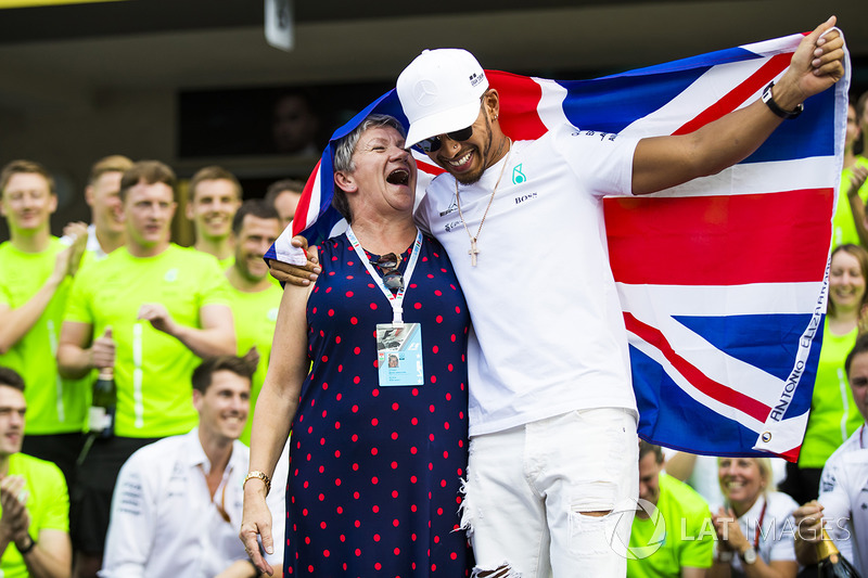 Campeón del mundo 2017 Lewis Hamilton, Mercedes AMG F1 celebra con su madre Carmen Lockhart