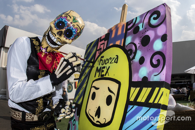Gran Premio de México: Catrina pintando un cuadro de Fuerza México en el paddock.