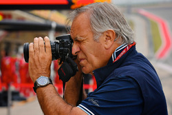 Giorgio Piola sulla pit lane di F.1