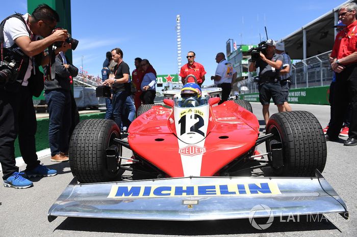 Jacques Villeneuve, conduce el Ferrari 312T3 en el cual su padre ganó el GP de Canadá de 1978