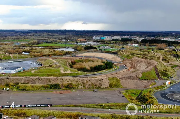 Trabajos de construcción en el autódromo de Zandvoort para el Gran Premio de Holanda