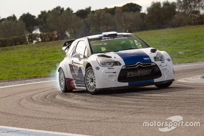 Valtteri Bottas pilotando um Citroën DS3 WRC