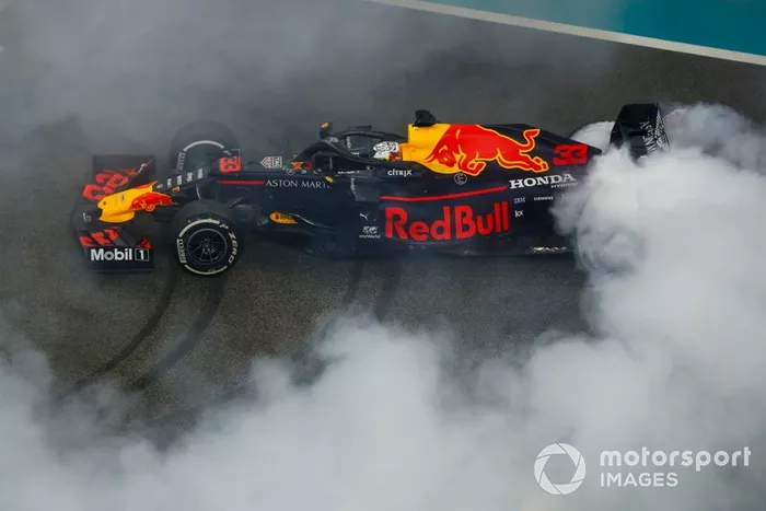 Max Verstappen, Red Bull Racing RB15, 2ª posición, realiza un donut