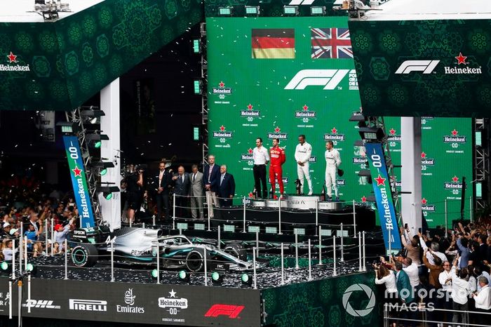 Sebastian Vettel, Ferrari, segundo, Lewis Hamilton, Mercedes AMG F1, ganador y Valtteri Bottas, Mercedes AMG F1, tercero en el podio
