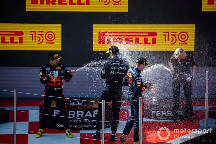 Podio: segundo lugar Sergio Pérez, Red Bull Racing, ganador Max Verstappen, Red Bull Racing, Joanna Fleet, Jefa de RRHH, Red Bull Racing, y tercer lugar George Russell, Mercedes-AMG