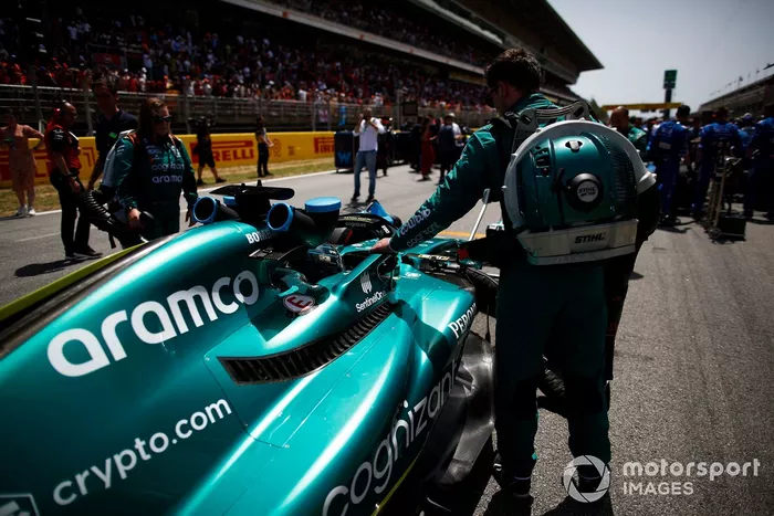 Lance Stroll, Aston Martin AMR22, en la parrilla de salida 