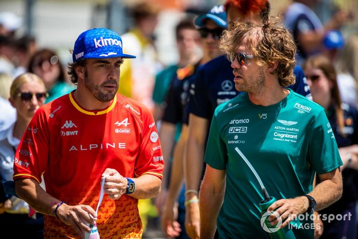 Fernando Alonso, Alpine A522 y Sebastian Vettel, Aston Martin AMR22, en el desfile de pilotos  